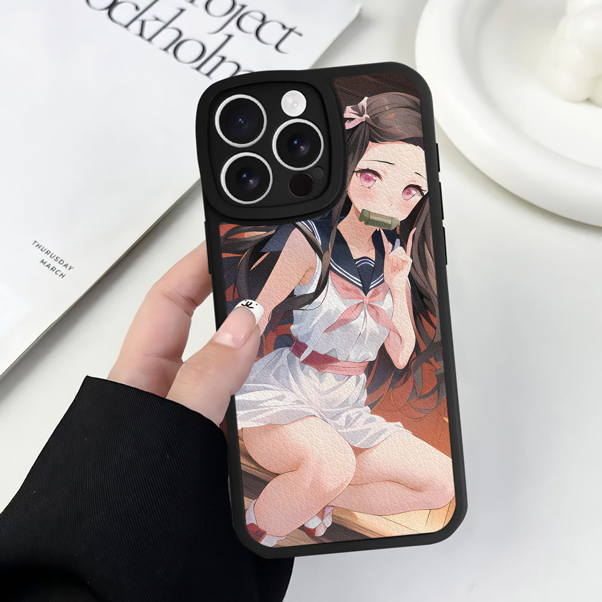 （画像用） 鬼滅の刃（きめつのやいば）竈門 禰󠄀豆子／かまど ねずこ Kamado Nezuko 【iPhone 16シリーズ対応】シリコンスマホケース（レザー調） 材質：シリコン